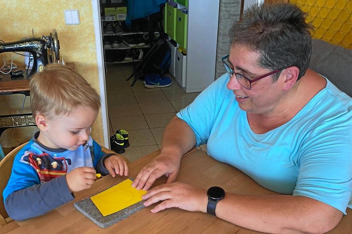 So wichtig sind Großeltern für Familien Kathrin Schmidt bastelt gerne zusammen mit ihrem Enkel. Foto: Simone Schneider-Seebeck
