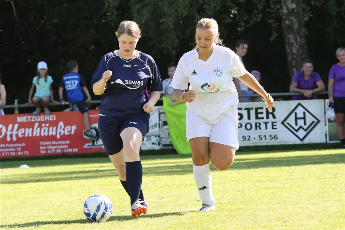 Die Fornsbacher Ladykickers erobern das Spielfeld Kathrin Schweigert (links) zeigt beim Hobbyfußballturnier, was sie draufhat. Tiziana Eitel von den Turboschnecken versucht, den Ball zu erobern. Fotos: Andrea Wahl