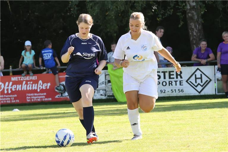 Kathrin Schweigert (links) zeigt beim Hobbyfußballturnier, was sie draufhat. Tiziana Eitel von den Turboschnecken versucht, den Ball zu erobern. Fotos: Andrea Wahl