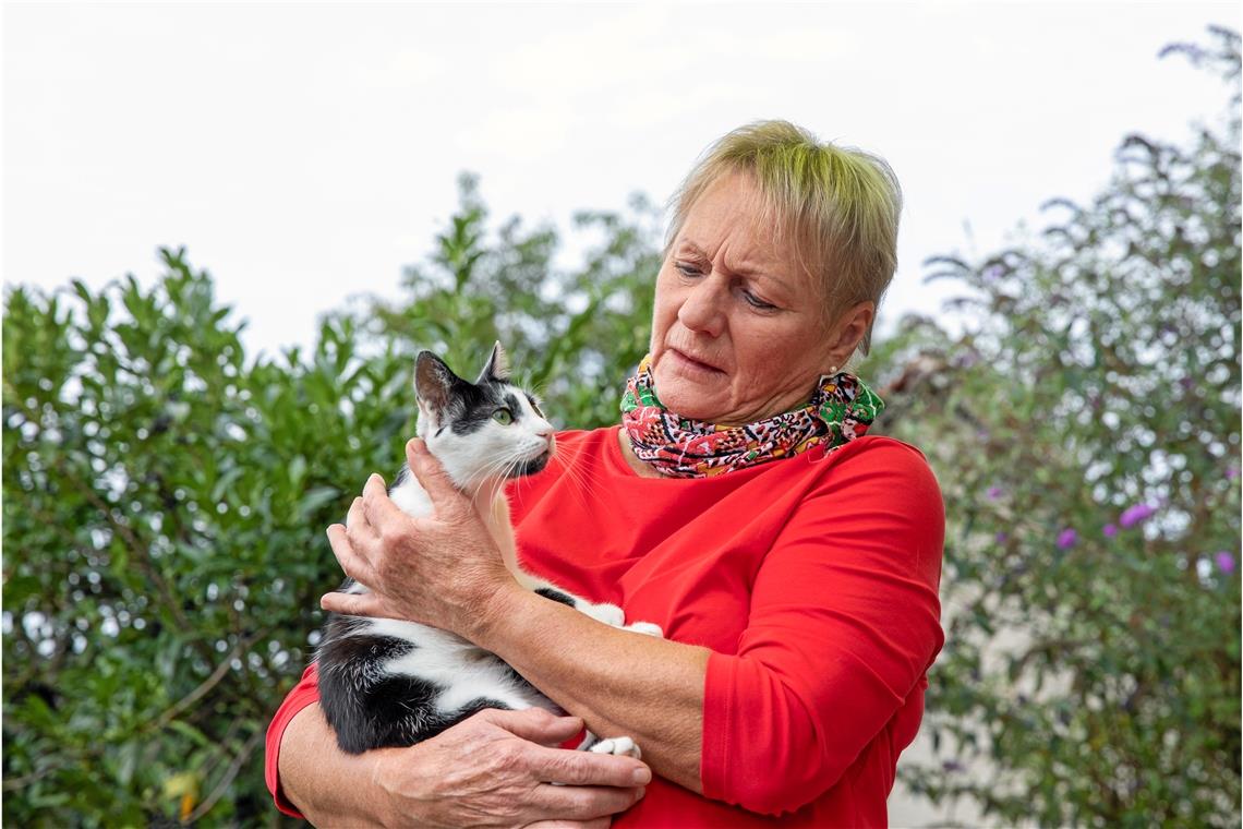Ein Herz für Tiere und Menschen in Not Kati hat nach zwei Monaten bereits genügend Zutrauen zu Gabriele Bühner, sodass sie sich von ihrem Frauchen schon mal auf den Arm nehmen lässt.