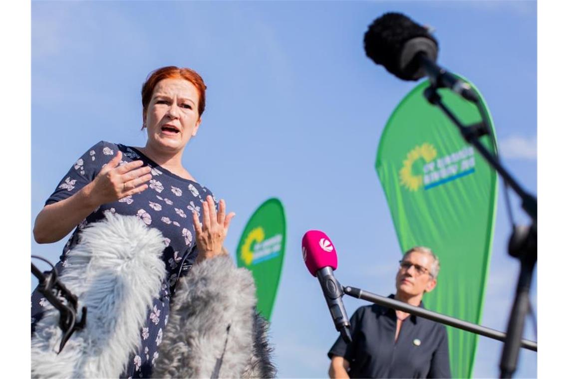 Katja Dörner (l), Oberbürgermeisterkandidatin von Bündnis 90/Die Grünen für die Stadt Bonn und Sibylle Keupen, Oberbürgermeisterkandidatin der Partei für die Stadt Aachen, geben eine Pressekonferenz am Düsseldorfer Rheinufer. Foto: Rolf Vennenbernd/dpa