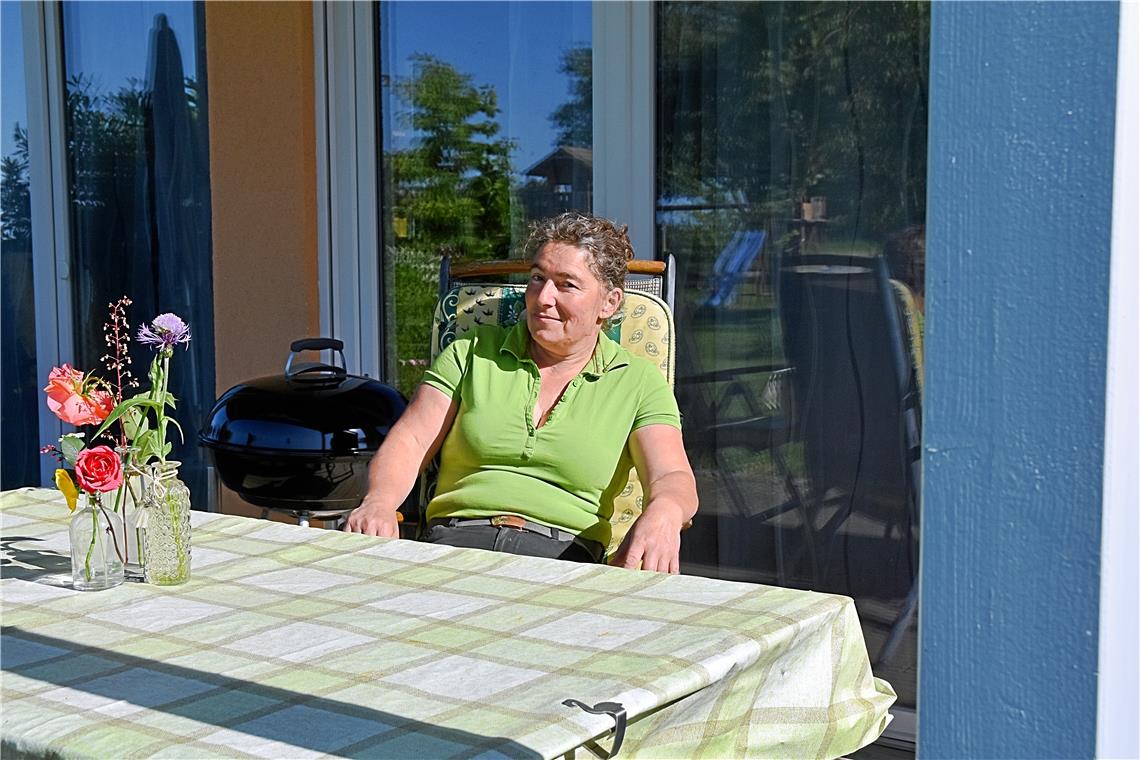 Familien schätzen den Urlaub im Kreis Katja Hilligardt sitzt auf der Terrasse ihrer Ferienwohnung. „Es ist wie eine Oase“, schwärmt sie von der Umgebung. Foto: Tobias Sellmaier