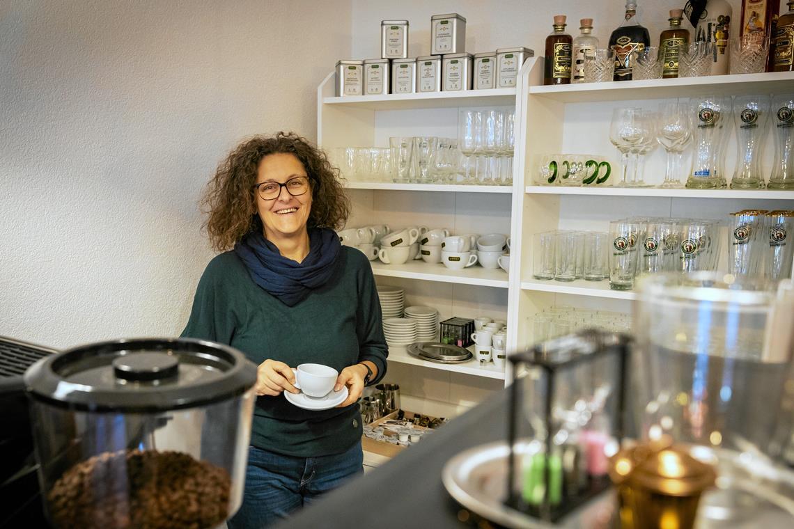 In Jux gibt es ein neues Café Katja Löffelhardt in ihrem neuen Café in Jux. Seit gestern ist es von Donnerstag bis Samstag geöffnet. Fotos: Alexander Becher