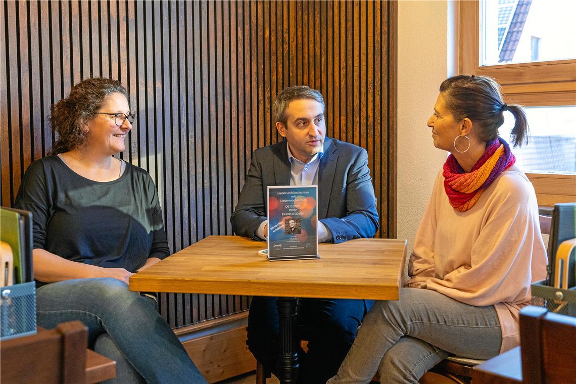 Katja Löffelhardt (links) und Heike Baun (rechts) wollen in Spiegelberg ein neues kulturelles Angebot schaffen. Bei Bürgermeister Max Schäfer rennen sie damit offene Türen ein. Das Café Lammzeit ist einer der Veranstaltungsorte. Foto: Alexander Becher