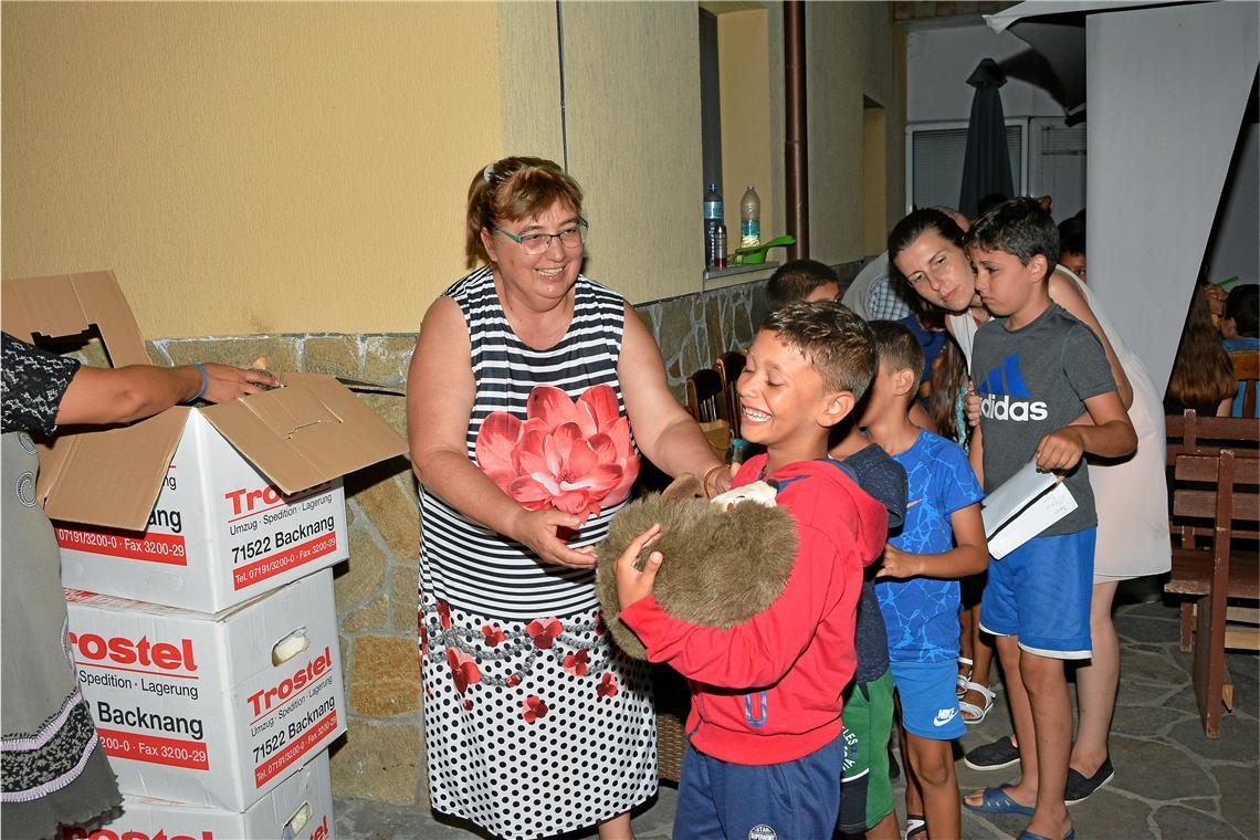 Katja Rath verteilt in Bulgarien Plüschtiere. Die beliebten Kinderfreizeiten müssen wegen der Pandemie dieses Jahr pausieren. Fotos: privat