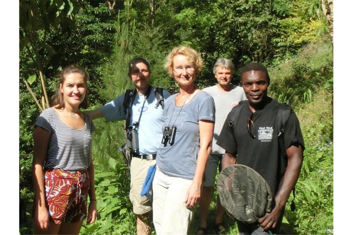 Katrin Böhning-Gaese (M) erforscht am Kilimandscharo den Einfluss des Klimawandels auf Ökosysteme. Foto: Böhning-Gaese/DBU/dpa