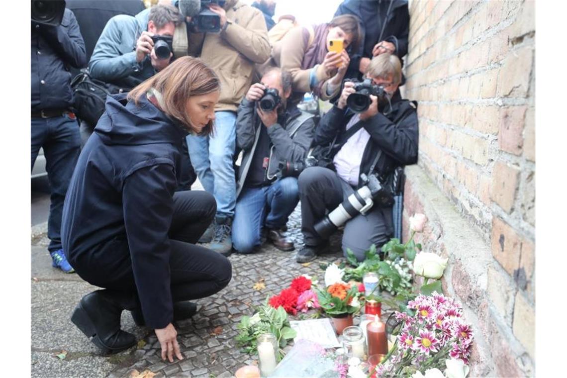 Katrin Göring-Eckardt, Fraktionschefin der Grünen im Bundestag, gedenkt vor der Synagoge der Opfer. Foto: Jan Woitas/dpa