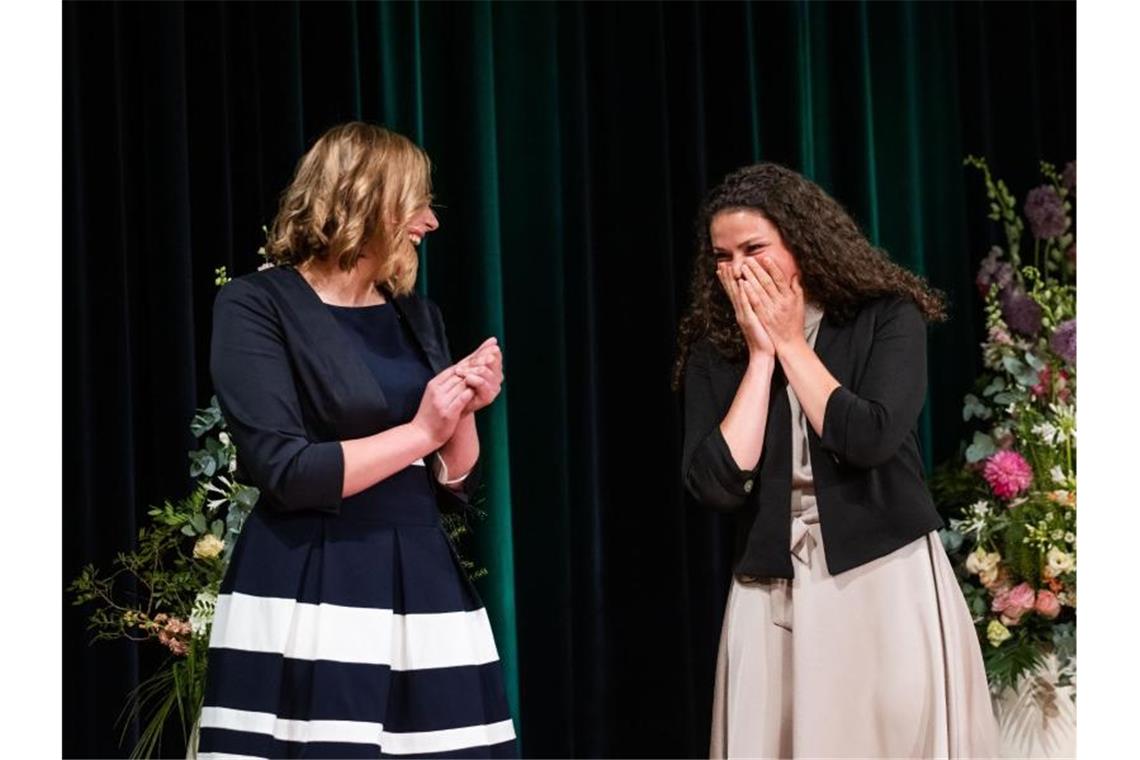 Katrin Lang (l) freut sich über die Kür zur Badischen Weinkönigin während ihre Mitbewerberin Victoria Lorenz (r) neben ihr steht. Foto: Philipp von Ditfurth/dpa