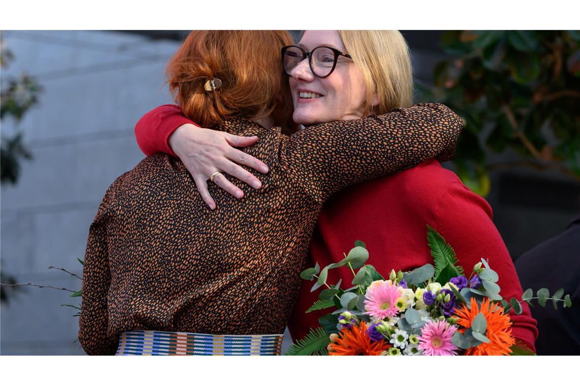 Kristine Bilkau mit Preis der Leipziger Buchmesse geehrt Katrin Schumacher (l), Vorsitzende der Jury, umarmt Kristine Bilkau.