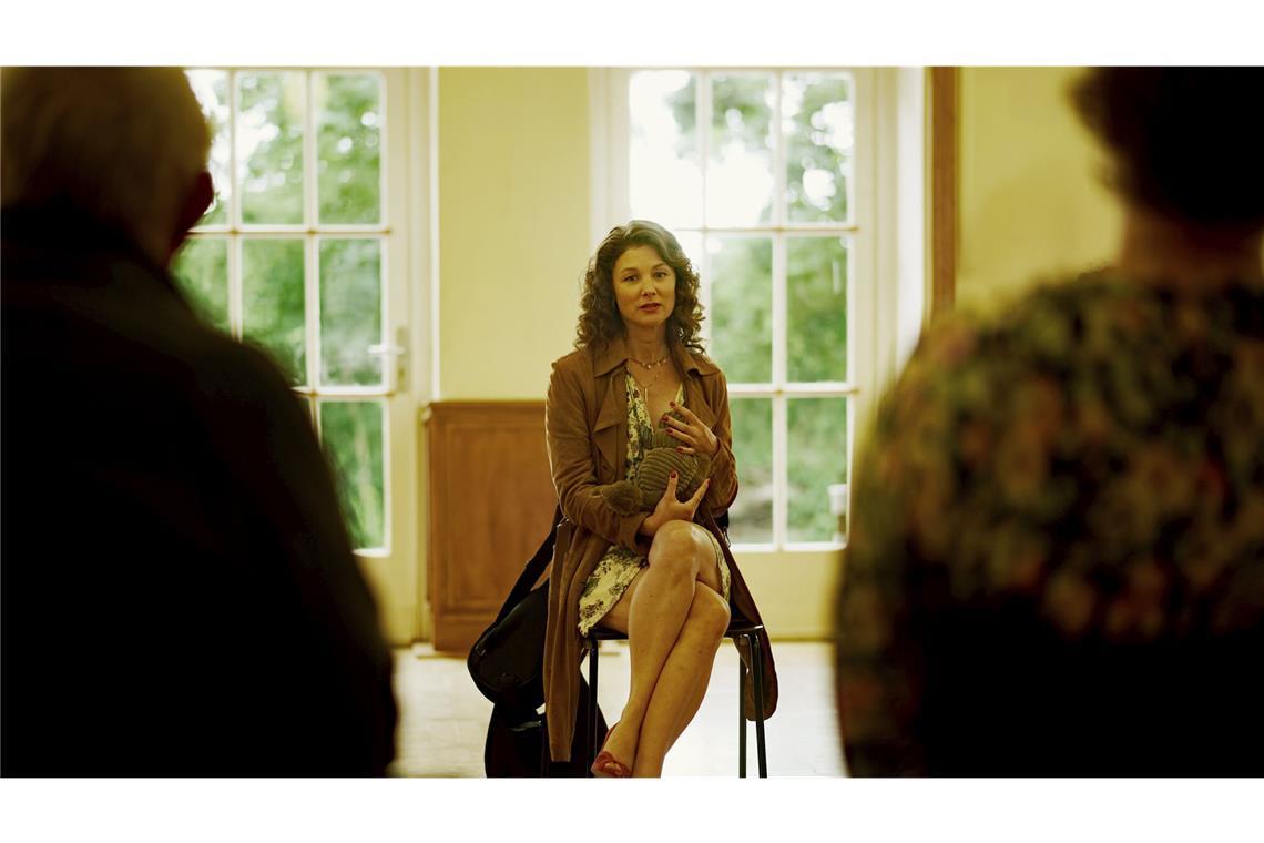 Katrin Sommer (Cordelia Wege) bei der Gruppentherapie