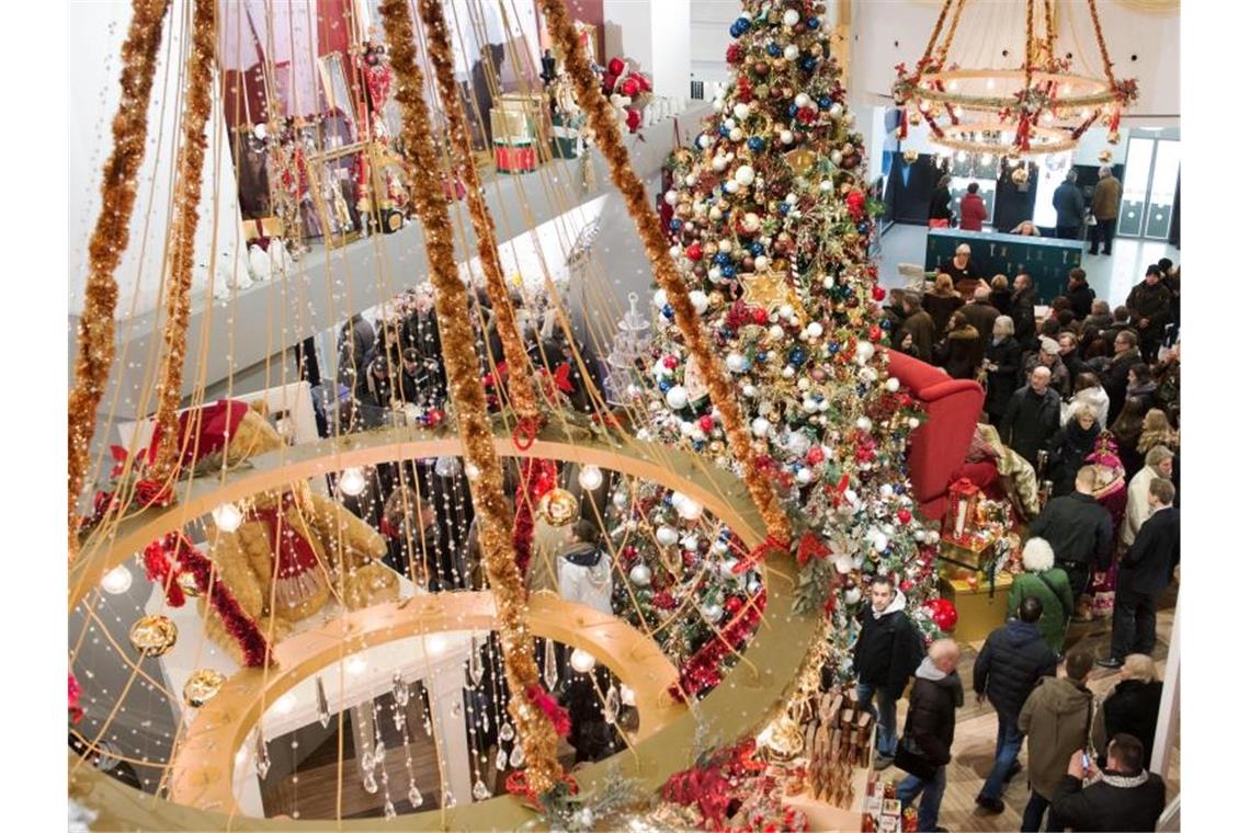 Kaufhäuser wie das KaDeWe locken nicht nur zu Weihnachten Kunden aus aller Welt an. Foto: Robert Schlesinger
