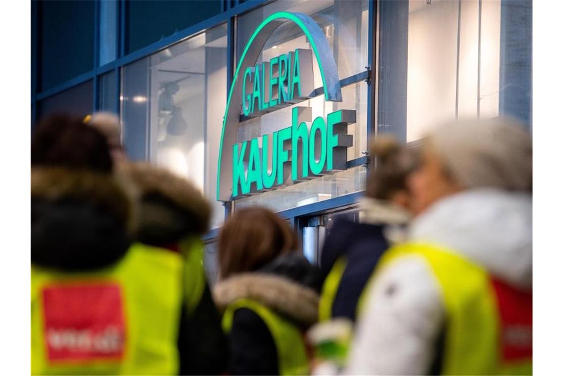 Streik bei Kaufhof - Geschäfte aber geöffnet Kaufhof-Mitarbeiter haben nach einem Aufruf von Verdi gestreikt - hier in Stuttgart. Foto: Sebastian Gollnow/dpa