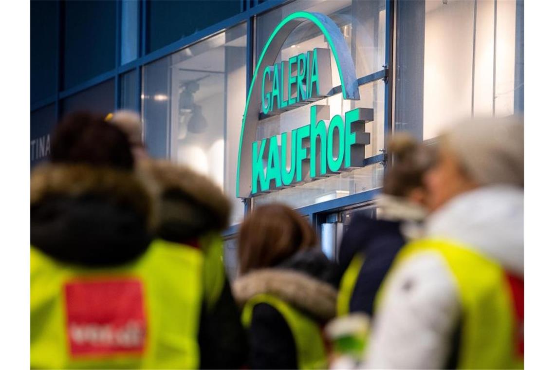 Keine Streiks: Tarifeinigung bei Galeria Karstadt Kaufhof Kaufhof- und Karstadt-Beschäftigte protestieren vor einem Galeria Kaufhof Warenhaus in Stuttgart. Foto: Sebastian Gollnow/dpa
