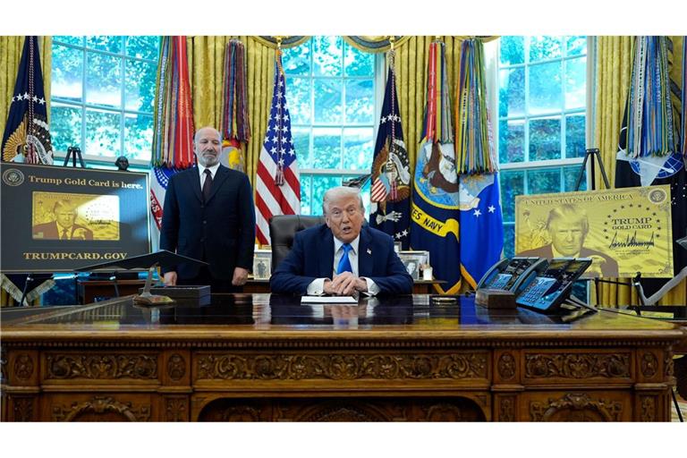 "Kauft jetzt DIE TRUMP GOLD CARD", rät der Präsident im Stile eines Verkäufers.