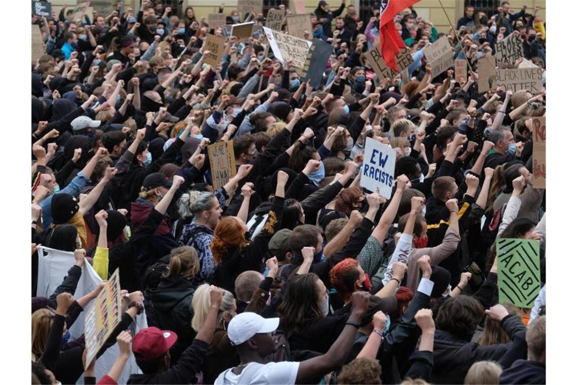 Kaum Abstand bei Teilnehmern einer Demo gegen Rassismus in Leipzig. Foto: Sebastian Willnow/dpa-Zentralbild/dpa