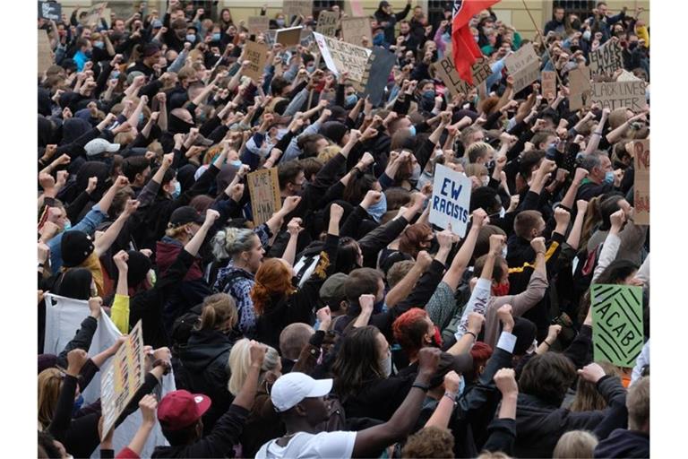 Kaum Abstand bei Teilnehmern einer Demo gegen Rassismus in Leipzig. Foto: Sebastian Willnow/dpa-Zentralbild/dpa