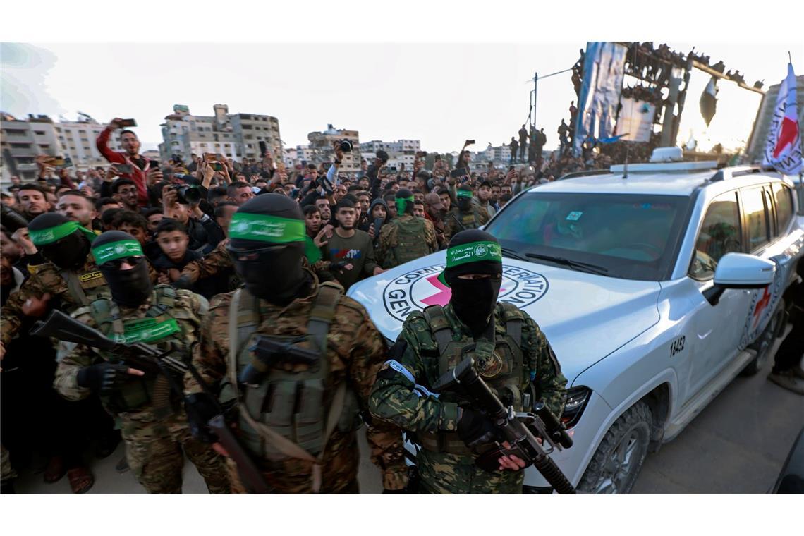 Waffenruhe im Gaza-Krieg begonnen: Erste Geiseln frei Kaum begann die Waffenruhe, tauchten im Gazastreifen wieder viele uniformierte Hamas-Kämpfer mit Waffen auf.