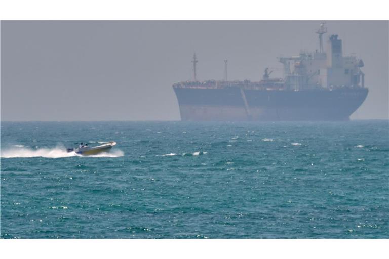 Kaum dass sie für geöffnet erklärt wurde, hat der Iran erklärt, wieder die Kontrolle über die Straße von Hormus zu übernehmen.