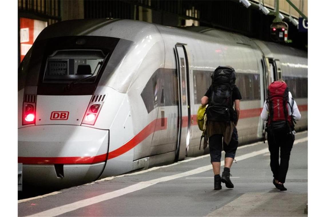 Das müssen Reisende zum Bahnstreik wissen Kaum etwas geht mehr an Deutschlands Bahnhöfen - während des zweitägigen Bahnstreiks fahren nur vereinzelt Züge. Foto: Christoph Schmidt/dpa