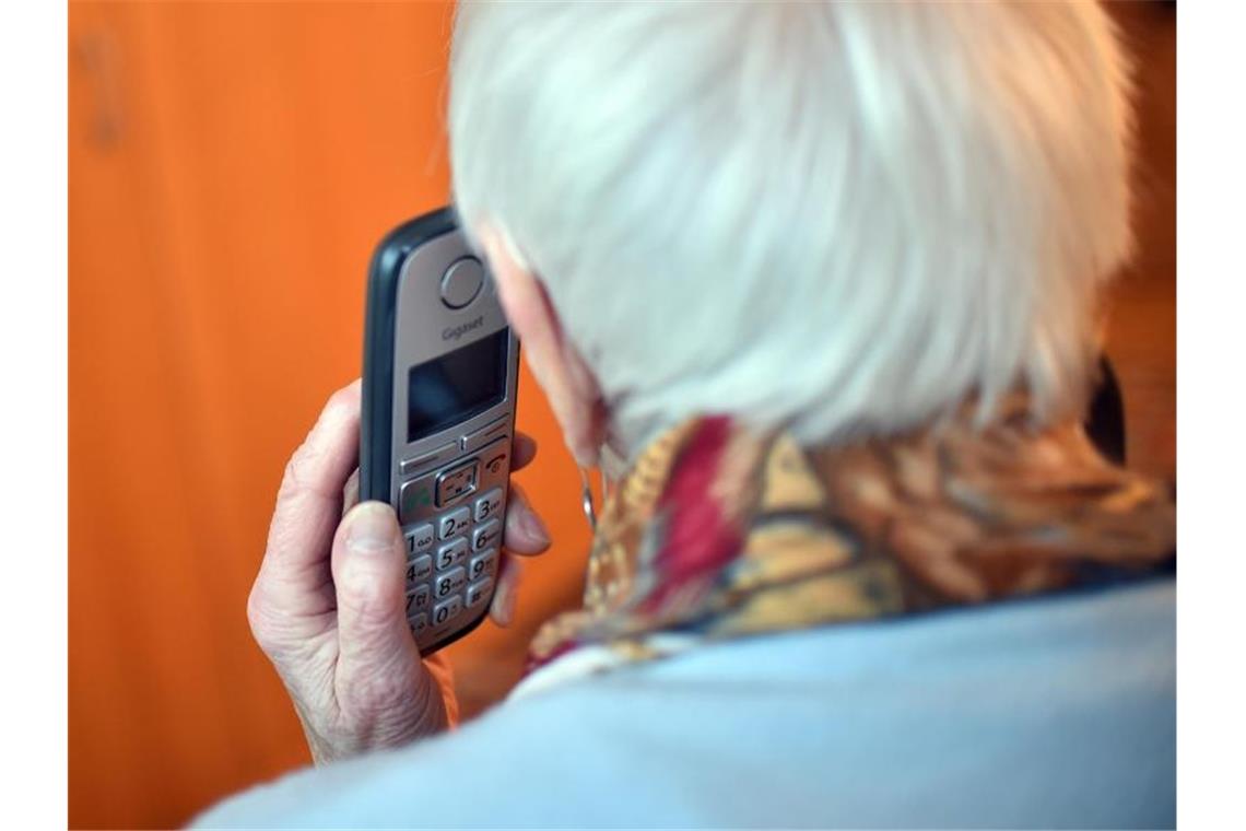 Kaum etwas verbindet so sehr wie das gemeinsame Telefonieren. Foto: Britta Pedersen/zb/dpa