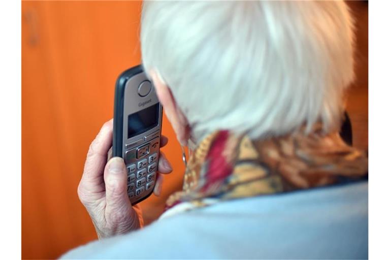 Kaum etwas verbindet so sehr wie das gemeinsame Telefonieren. Foto: Britta Pedersen/zb/dpa