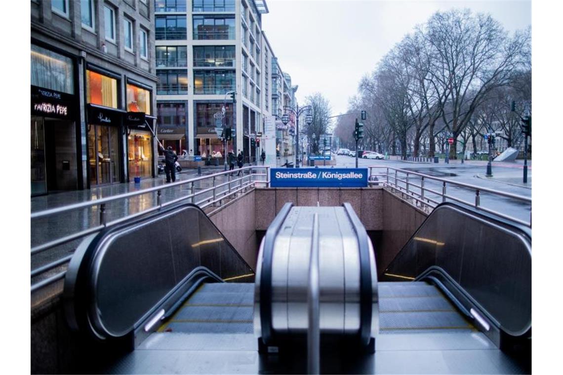 Kaum jemand ist auf der Königsallee in Düsseldorf unterwegs. Foto: Rolf Vennenbernd/dpa