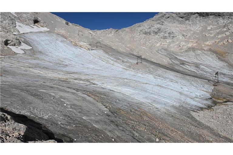 Kaum noch Schnee aber dafür viel Geröll liegt auf dem Nödlichen Schneeferner - Gletscher auf dem Zugspitzplatt. (Archivbild)