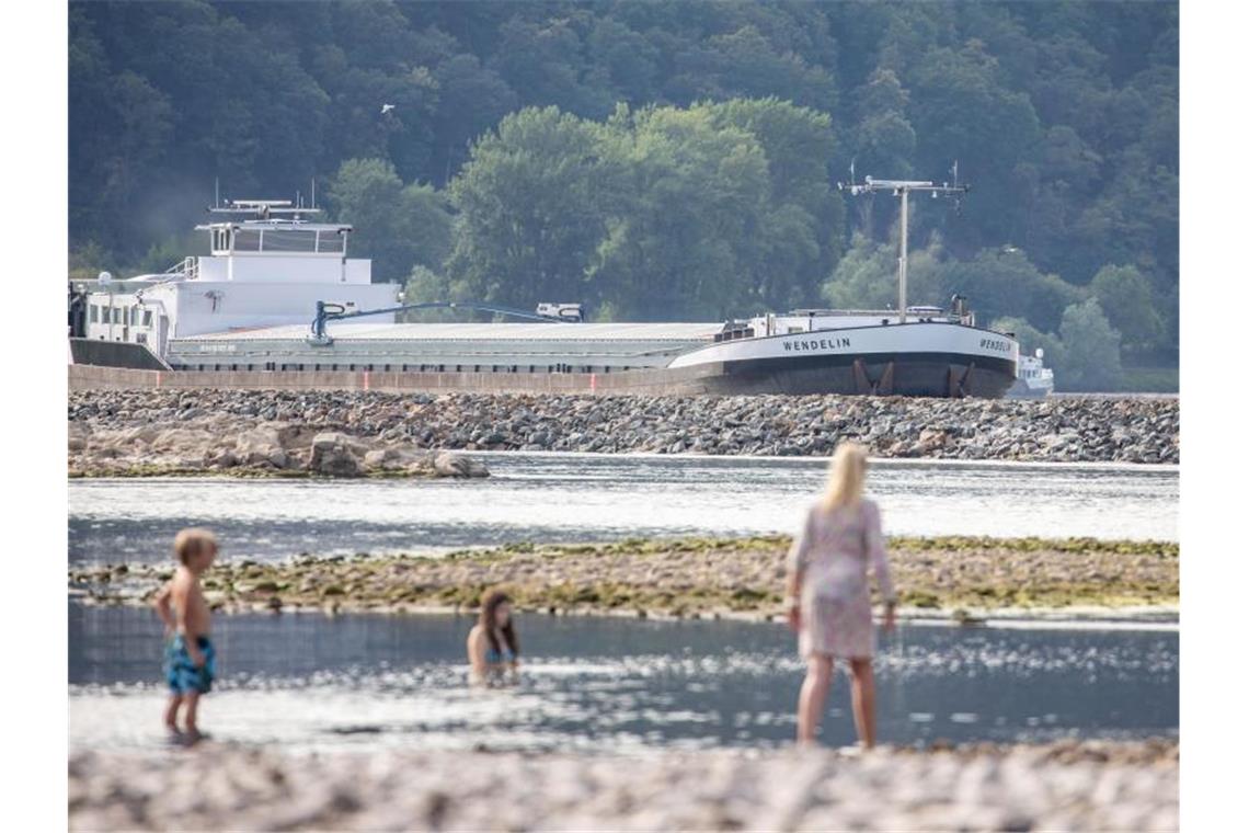 Kaum noch Wasser unterm Kiel: Ein Binnenschiff ist im Juli 2018 auf dem Rhein zwischen Bingen und Rüdesheim unterwegs. Foto: Frank Rumpenhorst/dpa