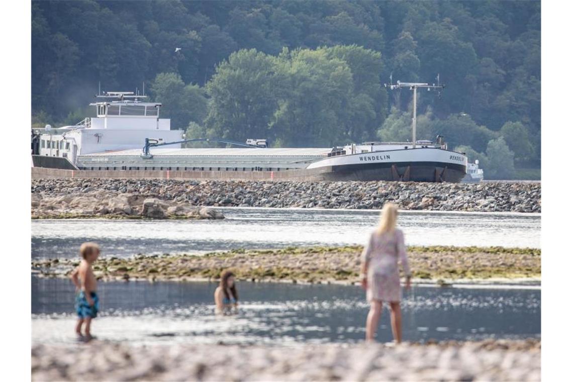 Europaparlament ruft den „Klimanotstand“ aus Kaum noch Wasser unterm Kiel: Ein Binnenschiff ist im Juli 2018 auf dem Rhein zwischen Bingen und Rüdesheim unterwegs. Foto: Frank Rumpenhorst/dpa