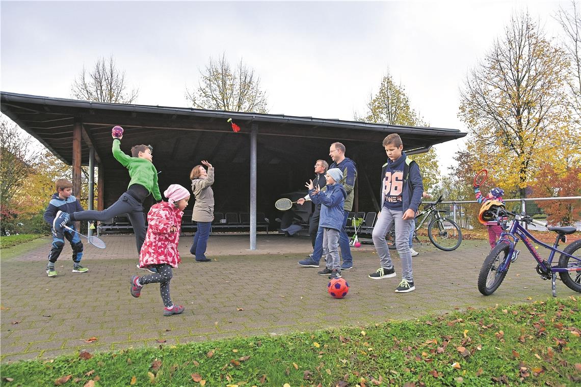 Sportregal soll sozialer Treffpunkt werden Kaum war das offene Sportregal am Samstag eröffnet, schon fanden sich die ersten Nutzer ein.Foto: T. Sellmaier