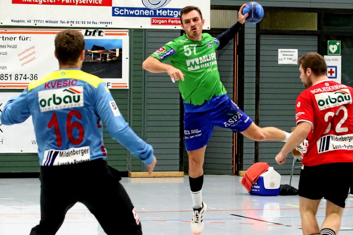 Erster Auswärtssieg, beste Halbzeitbilanz Kaum zu bremsen: Lukas Köder, der sieben Tore zum 30:23-Erfolg und damit ersten Auswärtssieg des HCOB beisteuerte. Foto: A. Hornauer