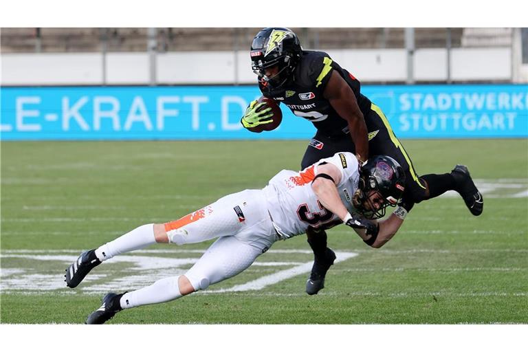 Kaum zu stoppen: Tomiwa Qyewo, der neue Runningback von Stuttgart Surge, macht gegen Frankfurt Galaxy ein starkes Spiel.