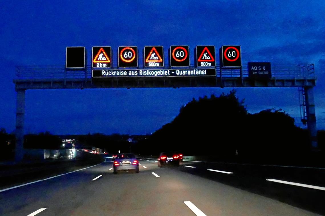 Kaum zu übersehen: Überall auf der Autobahn erinnern Schilder die Reiserückkehrer an die Gefahr durch Corona. Auch auf der A81 auf Höhe der Abfahrt Mundelsheim werden Urlauber aus Risikogebieten dazu aufgefordert, sich in häusliche Quarantäne zu begeben. Foto: B. Romanowski