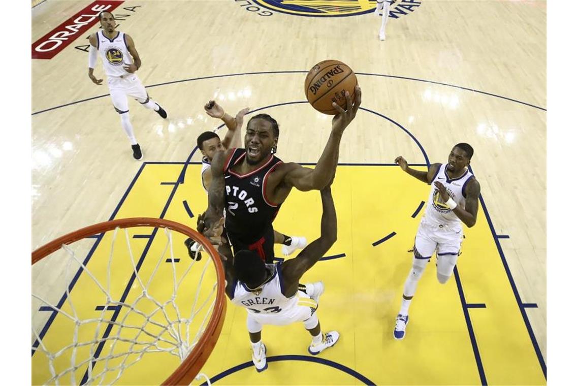 Toronto gewinnt Spiel drei gegen Golden State Kawhi Leonard (M) war mit 30 Punkten der erfolgreichste Punktesammler für die Raptors. Foto: Ezra Shaw/Pool Getty Images North America/AP
