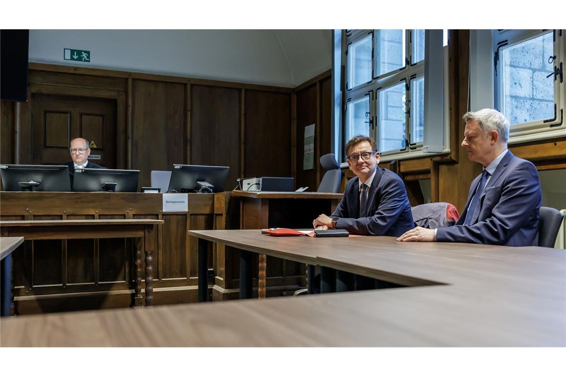 Gericht: AfD muss ihre Geschäftsstelle 2026 räumen Kay Gottschalk (AfD, M), Bundestagsabgeordneter, sitzt mit Anwalt Michael Zischka (r) und Richter Burkhard Niebisch (hinten l) im Gerichtssaal.