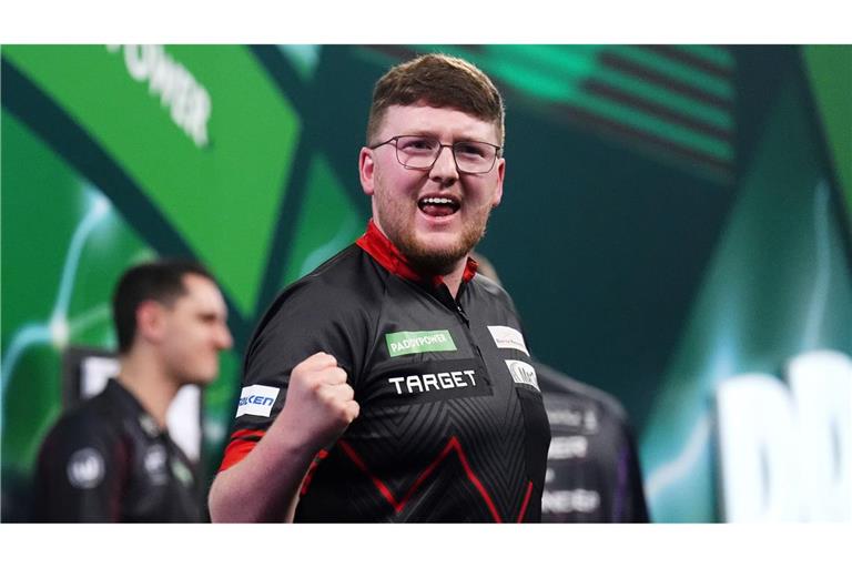 Keane Barry feiert seinen Sieg über Tim Pusey bei der Darts-WM in London.