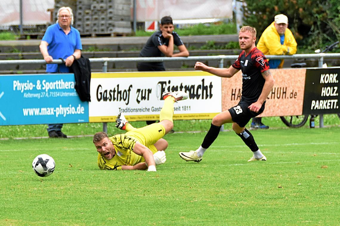 Keeper Marcel Schleicher (links neben Sebastian Gleißner) hat zuletzt den Vorzug vor Enrico Caruso erhalten. Foto: Tobias Sellmaier