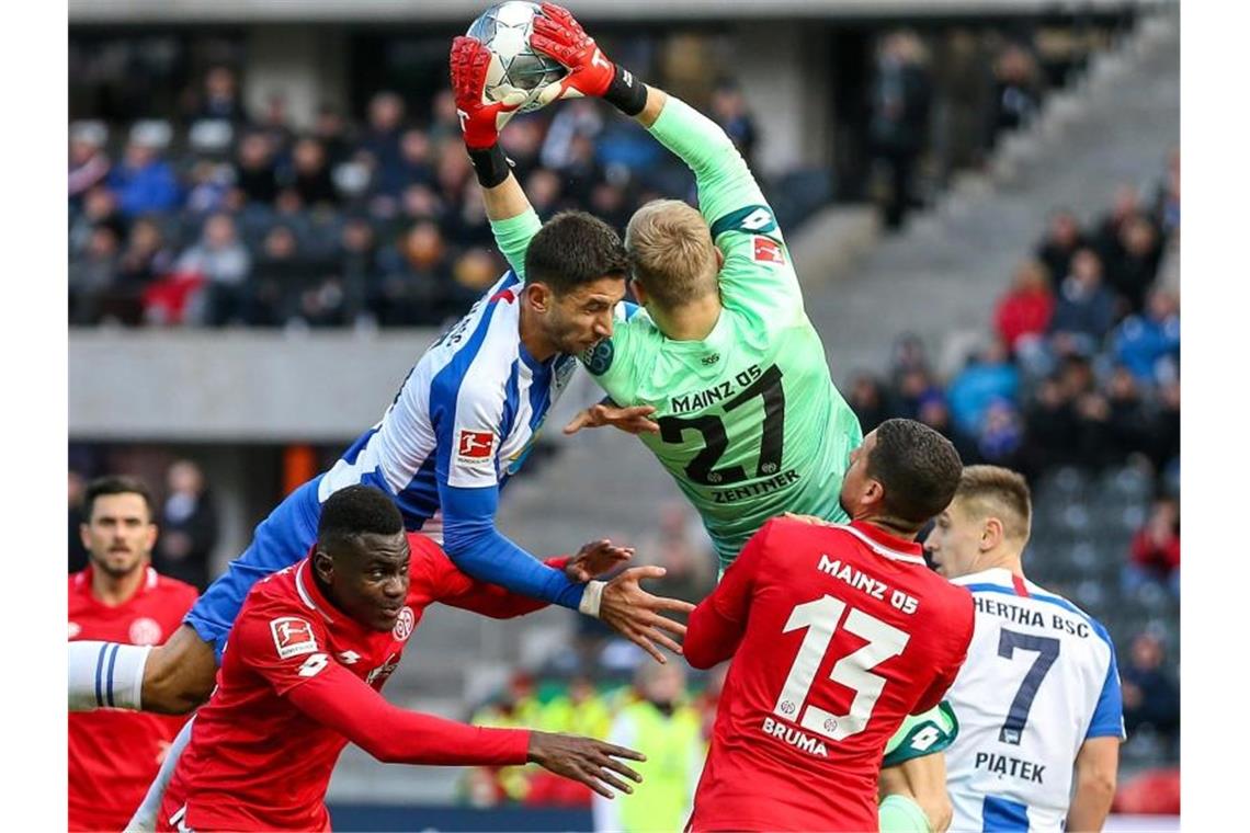 Keeper Robin Zentner (3.v.r) entführte mit Mainz drei Punkte aus Berlin. Foto: Andreas Gora/dpa