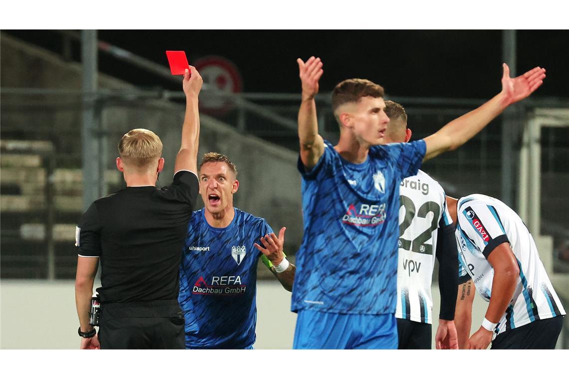 Kehl-Gomez ist entsetzt über seine Rote Karte.