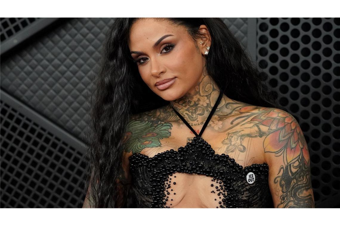Kehlani kommt bei den 68. Grammy Awards an - mit einem "ICE OUT"-Button.