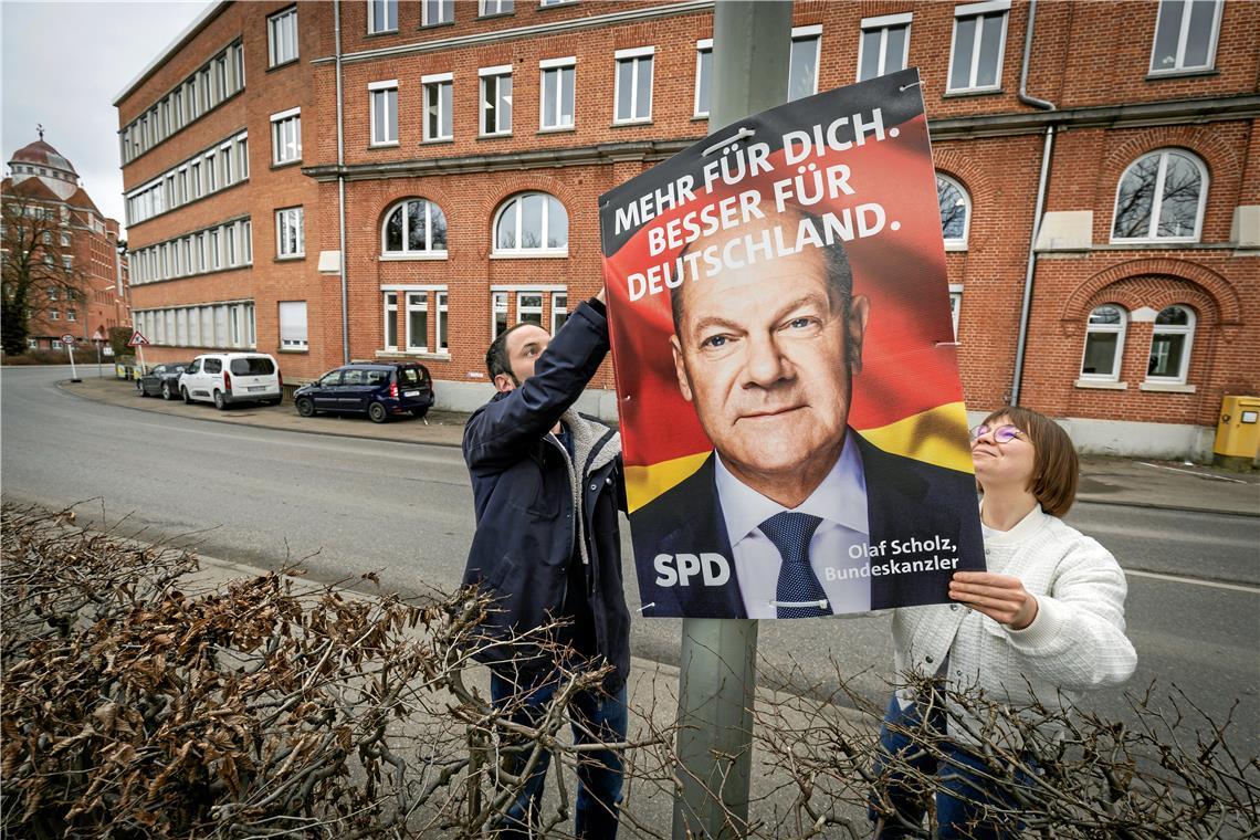 Der Wahlkampf hat die Kandidaten nicht nur Geld gekostet Kehraus im Wahlkampf: Miriam und Timo Haible hängen bei der Spinnerei in Backnang Wahlplakate ab. Foto: Alexander Becher