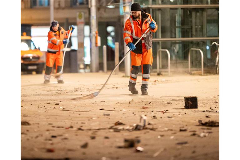 Kehraus nach dem Jahreswechsel: in der Neujahrsnacht hat die Stadtreinigung in Stuttgart viel zu tun.