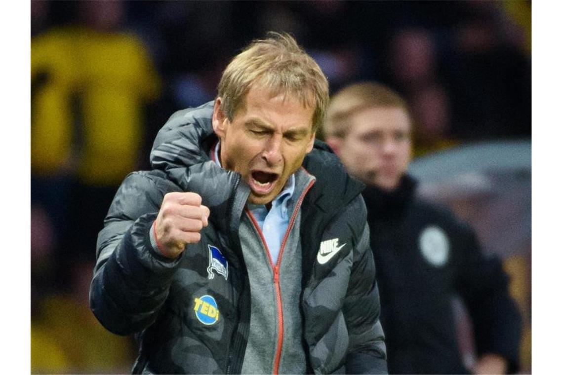 Herthas Neu-Trainer Klinsmann: „Geht nicht über Nacht“ Kehrt nach der Niederlage gegen Borussia Dortmund den „positiven Flow“ seines Teams heraus: Herthas neuer Trainer Jürgen Klinsmann. Foto: Gregor Fischer/dpa