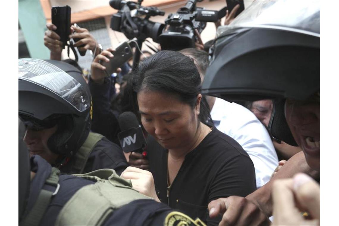Justiz ordnet Inhaftierung von Perus Oppositionschefin an Keiko Fujimori, Oppositionschefin in Peru, wird von der Polizei eskortiert. Ein Gericht in Lima hat ihre erneute Inhaftierung angeordnet. Foto: Martin Mejia/AP/dpa