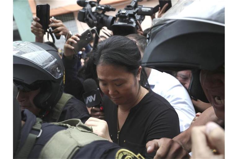 Keiko Fujimori, Oppositionschefin in Peru, wird von der Polizei eskortiert. Ein Gericht in Lima hat ihre erneute Inhaftierung angeordnet. Foto: Martin Mejia/AP/dpa