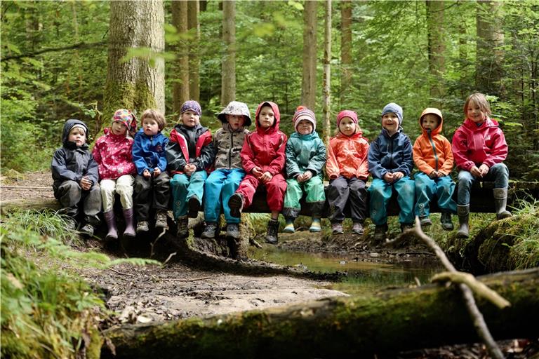 Kein Ausflug, sondern bei jedem Wetter im Freien: Die Kinder des Waldkindergartens Althütte tragen auf regenfeste Kleidung. Archivfoto: E. Layher