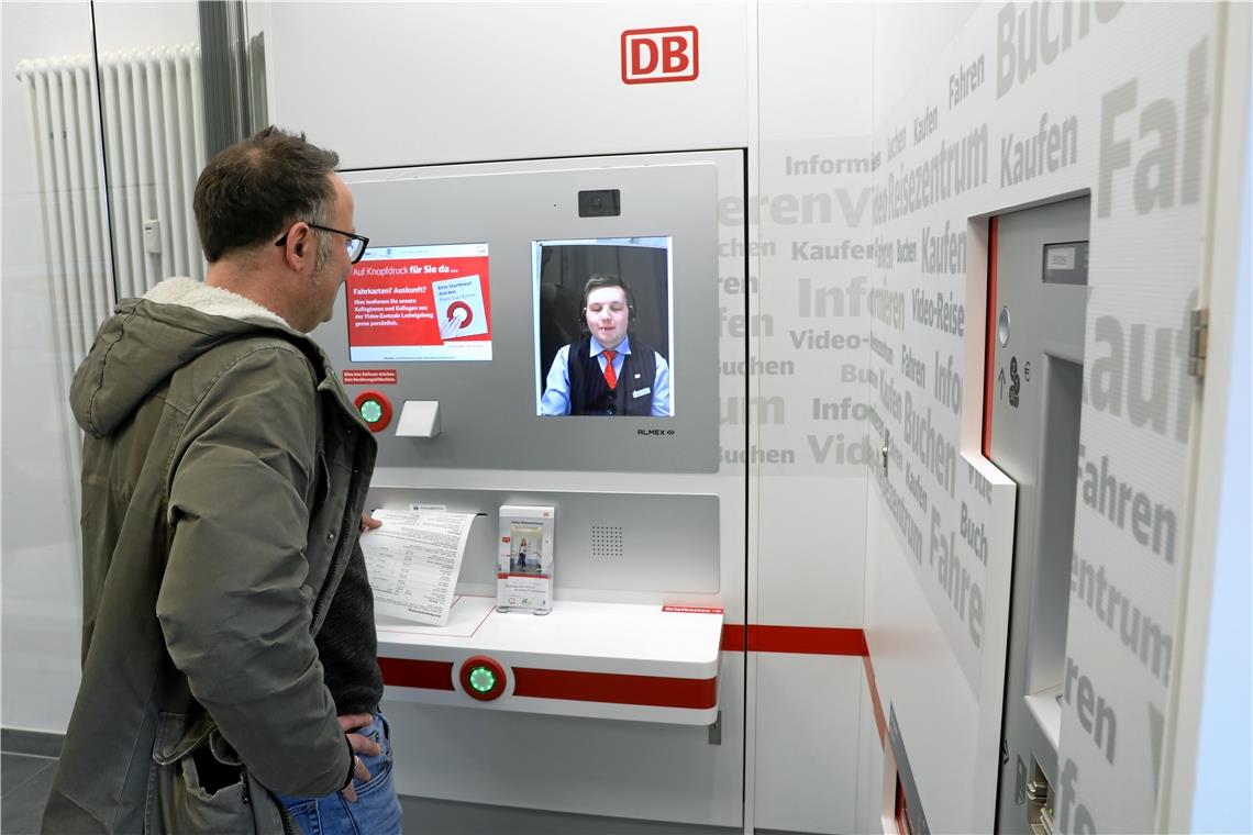 Ticketkauf per Videokonferenz Kein Avatar: Der Mensch auf dem Monitor ist echt und heißt Alexander Reiter, von Beruf Reiseberater. Foto: B. Büttner