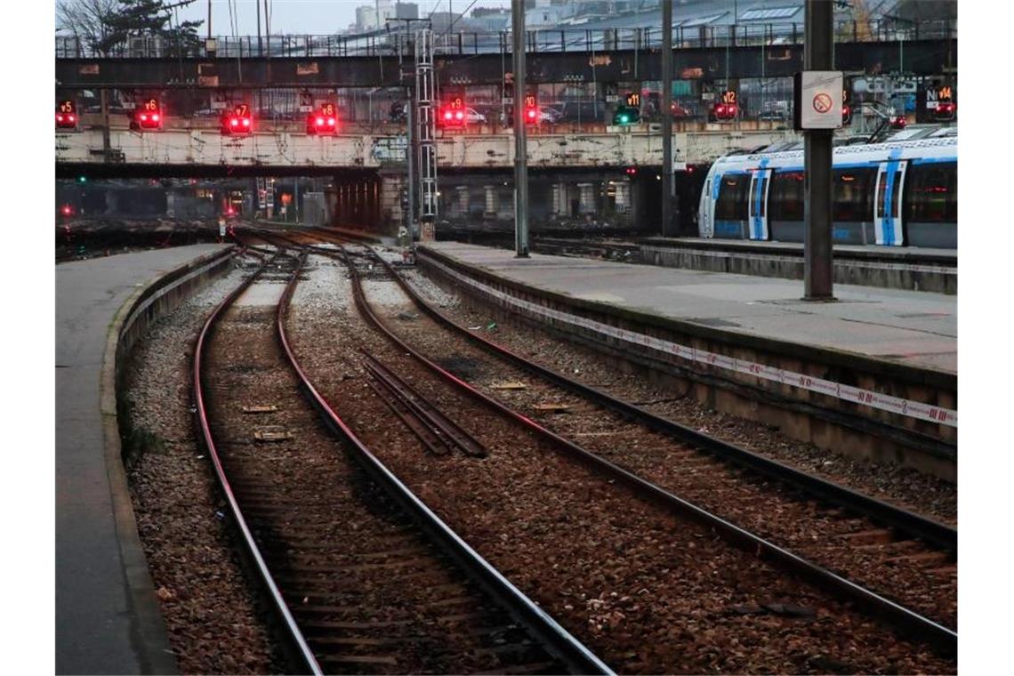 Kein Bahnverkehr am Bahnhof Saint Lazare in Paris. Foto: Michel Euler/AP/dpa