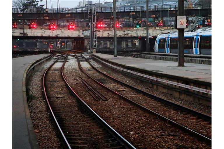 Kein Bahnverkehr am Bahnhof Saint Lazare in Paris. Foto: Michel Euler/AP/dpa