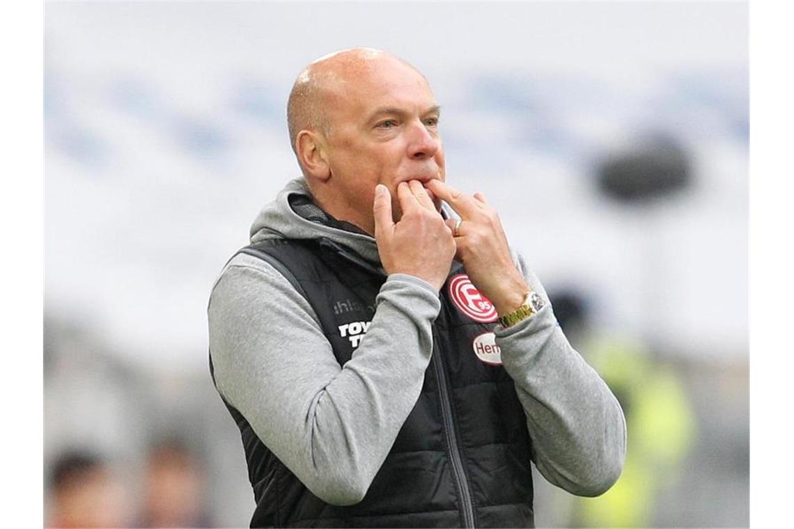 Kein Dreier gegen Eintracht Frankfurt: Düsseldorfs neuer Trainer Uwe Rösler spornt seine Spieler mit Pfiffen an. Foto: Roland Weihrauch/dpa